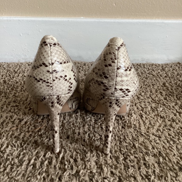 BCBG , 9 1/2 brown and white - Picture 3 of 4